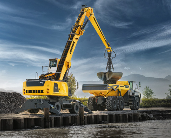 Addetti alla conduzione di caricatori per la movimentazione di materiali